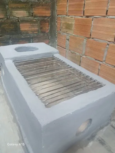 Vendo churrasqueira fogão a lenha novo 