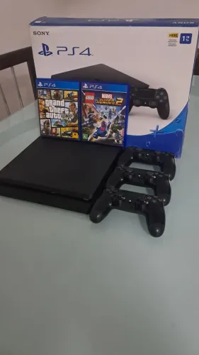 PS4 1TB + 2 JOGOS + 3 CONTROLES