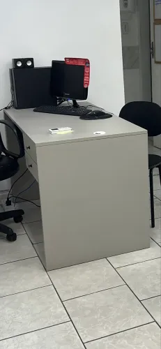Mesa de atendimento/escritório em MDF com 2 gavetas e chave