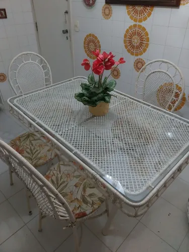 Mesa com tampo de vidro e 5 cadeiras