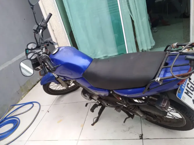 Alugo moto com baú,partida elétrica e freio a disco.