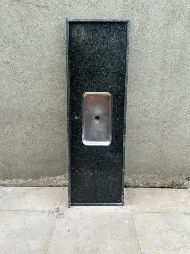 Pia de granito verde. 1,8m x 0,56m