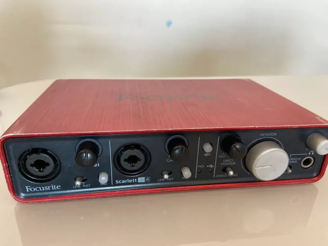 Placa de áudio Focusrite Scarllet 2i4 