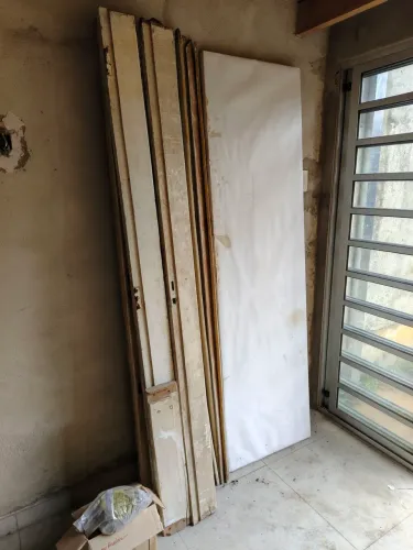 Doação de 1 Folha de porta, batentes de portas e vigas de madeira