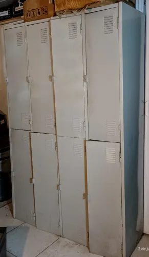 Armário de aço com 08  portas independentes para vestiários, com fechamento por cadeados. 