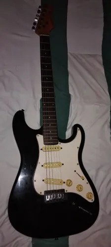 Guitarra stratocaster Giannini preta ja blindada ver descrição geral