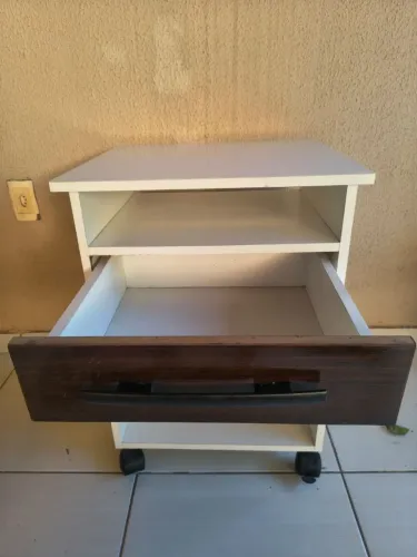 Criado mudo branco