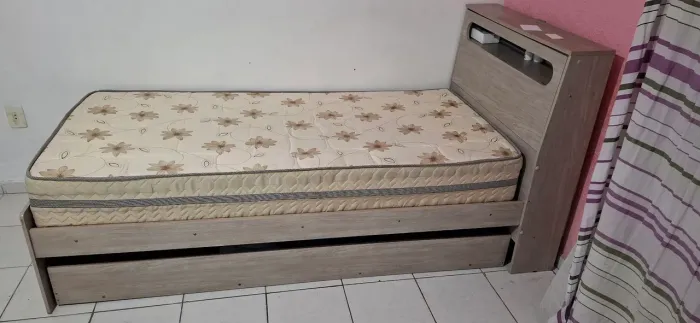 Cama de solteiro, com colchão