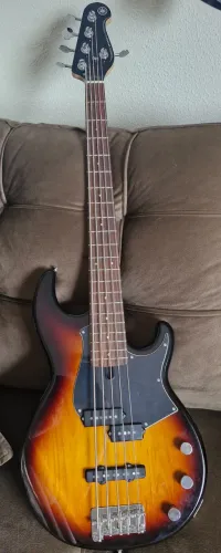 Baixo 5 cordas Yamaha BB435 