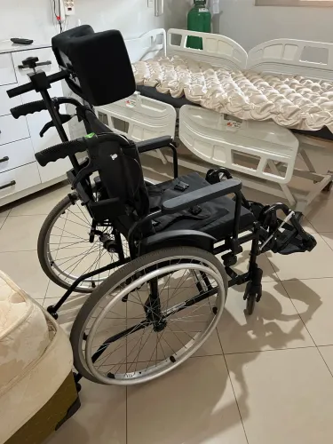 Cadeira de Rodas Reclinável com apoio de cabeça - Excelente Estado