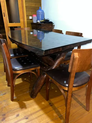 Mesa em madeira maciça com vidro curvo (peça única e exclusiva)