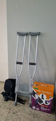 Par muletas de alumínio ajustáveis e bota
