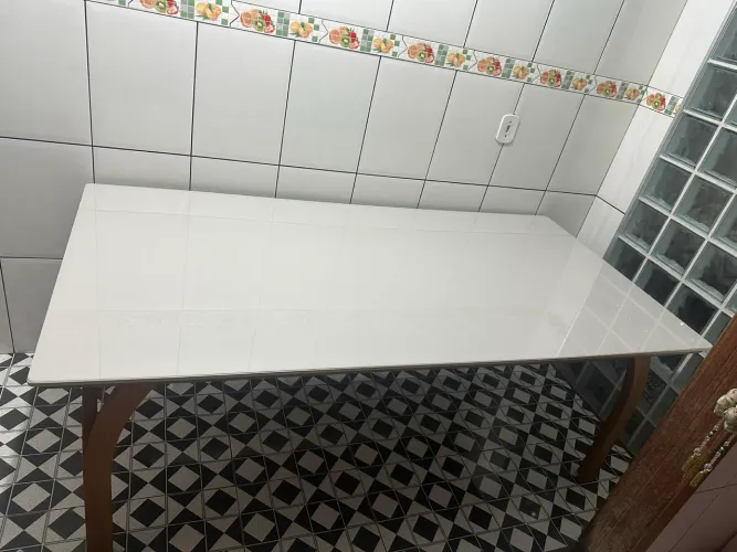 Mesa de vidro na cor branca sem detalhes nova sem cadeiras