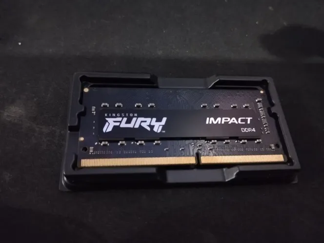UMA MEMÓRIA RAM FURY DDR4 8GB 3200MHZ NOVA!