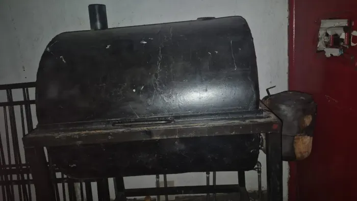 Churrasqueira grande con rodinhas, não é tambor e sim chapa resistentes.