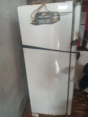 Vendo essa geladeira pra quem trabalha com reforma o motor está bom gelando