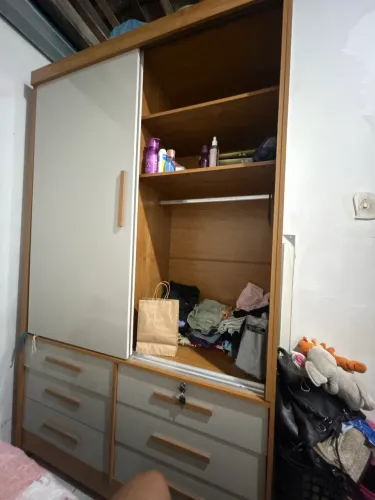 Guarda roupa semi novo, com 6 gavetas e duas portas, na cor bege com marrom