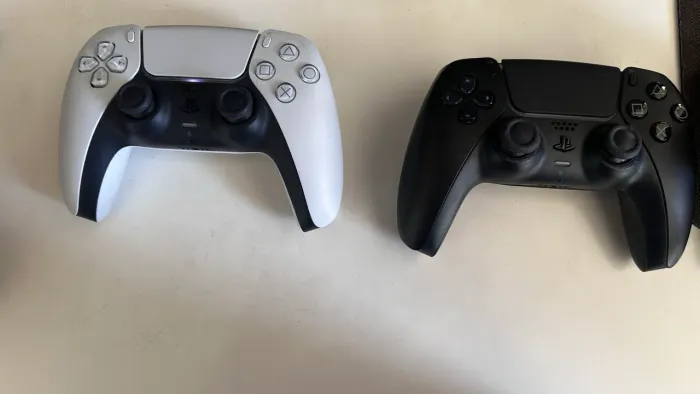 PS5 Slim Digital + 2 Controles Originais DualSense | Excelente Estado