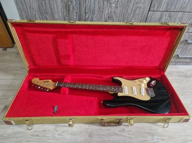 Guitarra Squier Bullet com captadores fender TEX-MEX, com Hard-Case