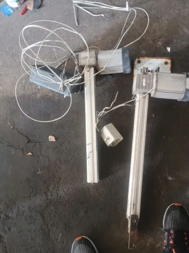 Vendo melhor oferta 2 motores de portão de garagem eletronicos