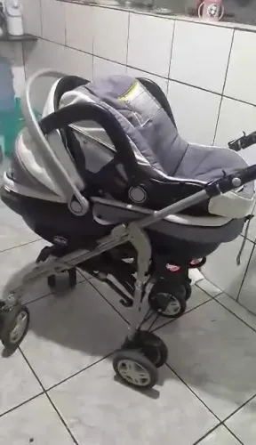 Carrinho marca (Chicco 3em1) bebê conforto Moisés e carro guarda chuva.