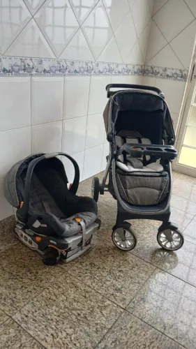 Carrinho de bebê e bebê conforto chicco