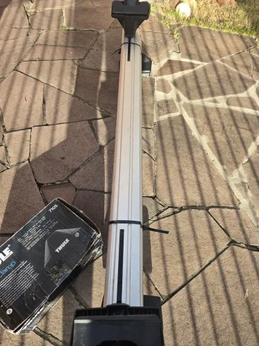 Vendo Rack completo Thule, com Barra e suporte Thule Evo Clamp 7105 + Kit De Fixação preto