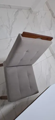 Mesa de madeira maciça 6 cadeiras.
