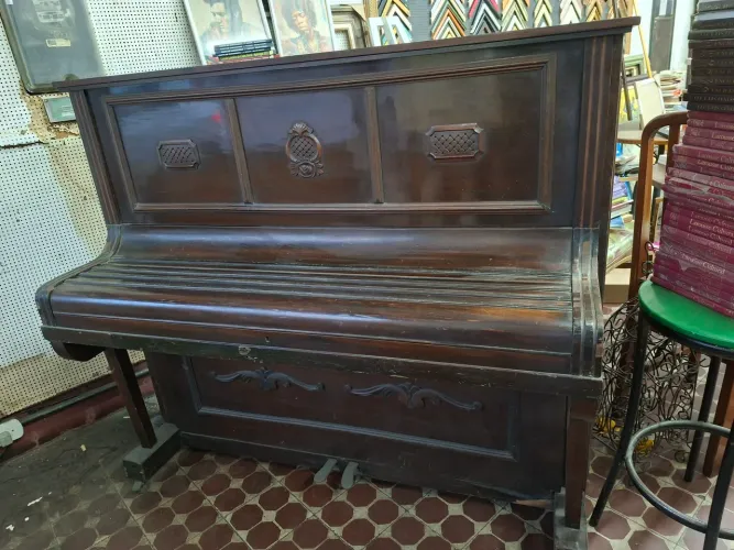 Vendo piano alemão para cenário de ambientes