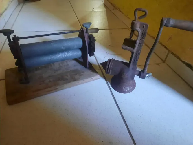 Um rolo para massas e um moedor antigo 