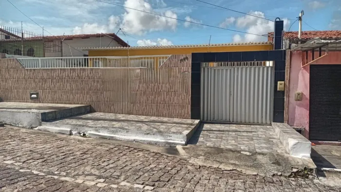 Vende-se casa no bairro Dix Septo Rosado. com três quartos sendo uma suíte, 400mil reais