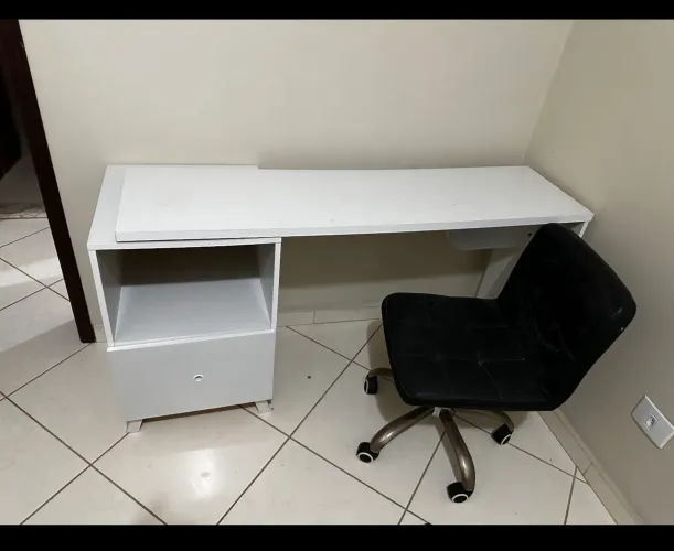 Escrivaninha e cadeira de escritório em ótimo estado 