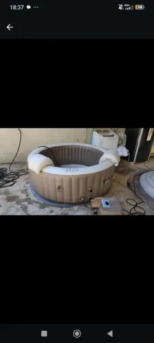 Hidromassagem inflável aquece até 40 graus e cabe 6 pessoas