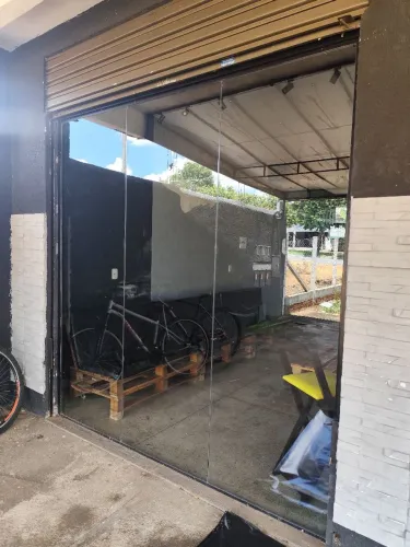 VIDRO PARA VITRINE obs: não tem porta, é apenas as folhas de vidro e as bases de fixação 