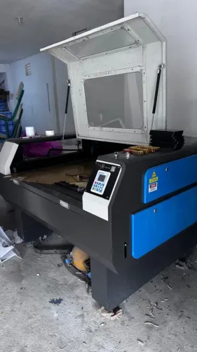 Maquina de corte e gravação a Laser