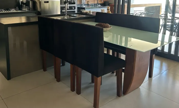 6 cadeiras - madeira com estofado preto