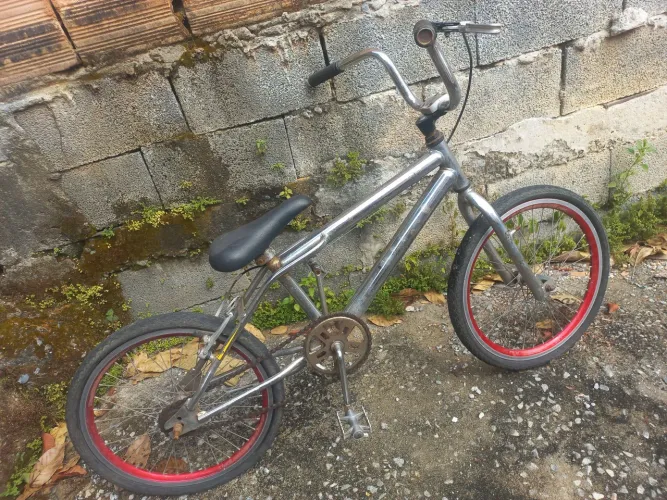 Bicicleta cromada usada 