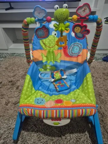 Cadeirinha de bebê que toca e vibra