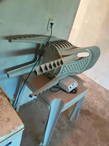 Vendo dois conjuntos de cadeira,duas mesas com oito cadeiras. 200,00 cada conjunto.