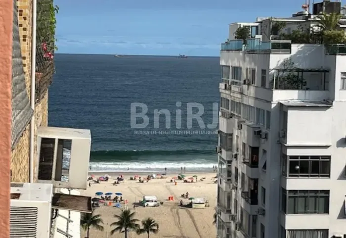 Excelente oportunidade no coração do Leme, a poucos passos da praia.