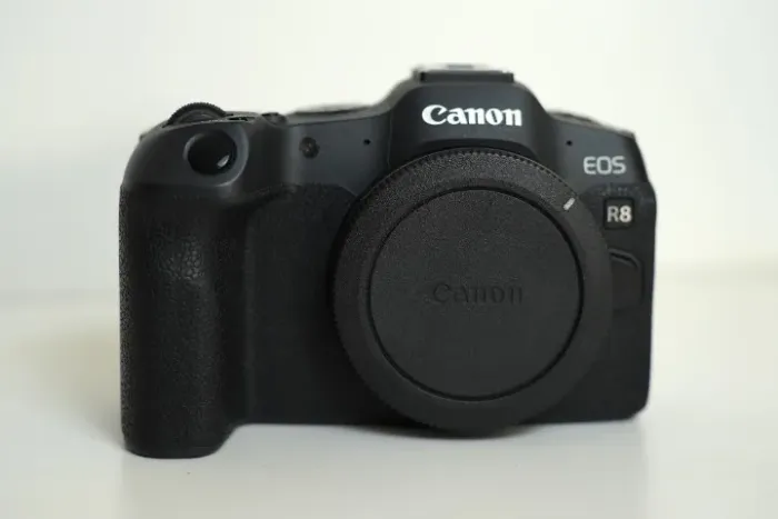 canon R8 - corpo