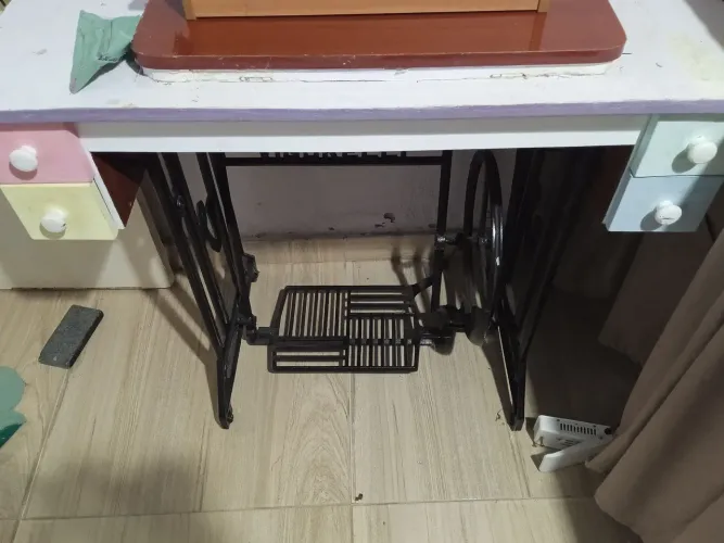 Máquina reta vigorelli 127V funcionando + gabinete e caixa suporte móvel