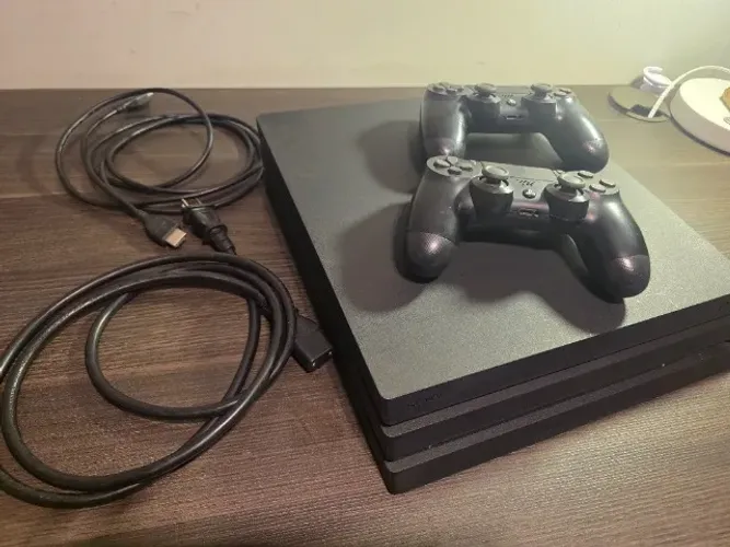 PlayStation 4 Pro (1TB) - VENDO NO ESTADO / COM DEFEITO