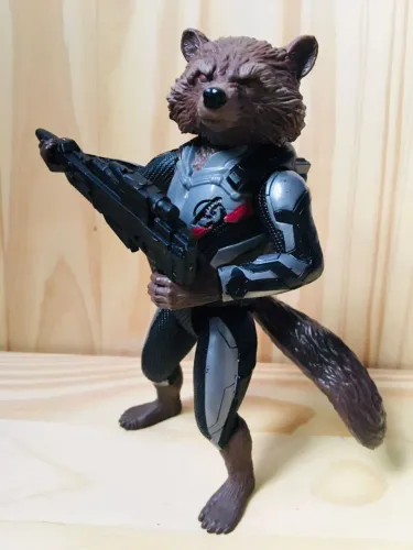 Rocket - Avengers: Endgame - Titan Hero (OBS: Arma não original da figura) 