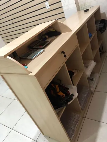 1 Balcão com 13 comeias / 2 Provadores de canto / 2 Arara fixa de Cabides 