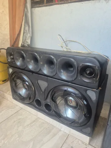 Caixa de som para carro com 2 alto-falantes, 4 cornetas e 2 tweeters.