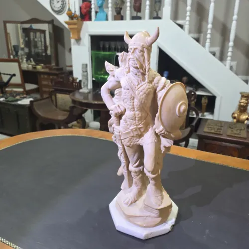 Escultura de viking em resina