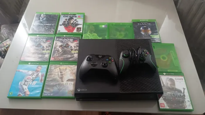 Vendo Xbox one com 2 manete 11 jogos fisico + fifa 2026 digital 