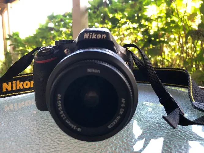 Câmera Digital Nikon D5200 - Conjunto Completo com Lente, Bateria e Carregador