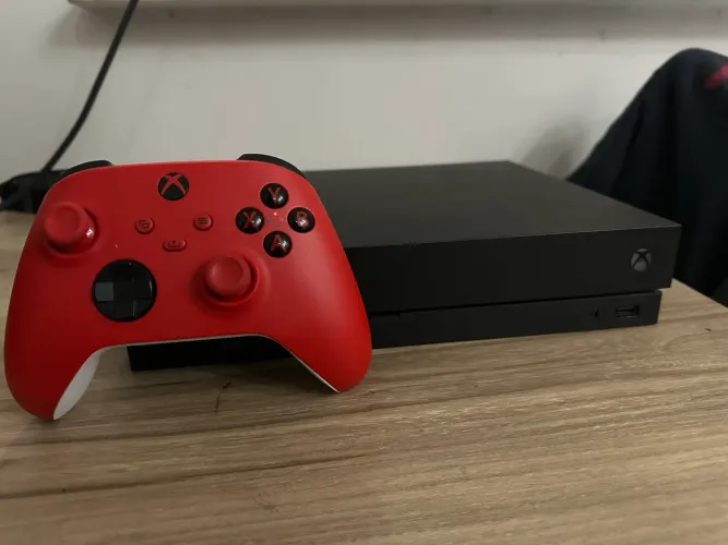 Xbox One X com controle de Series 